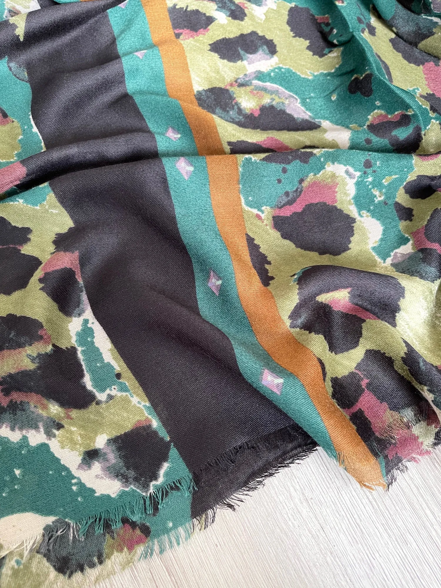 LARGE GREEN CAMEO LEOPARD PRINT SCARF