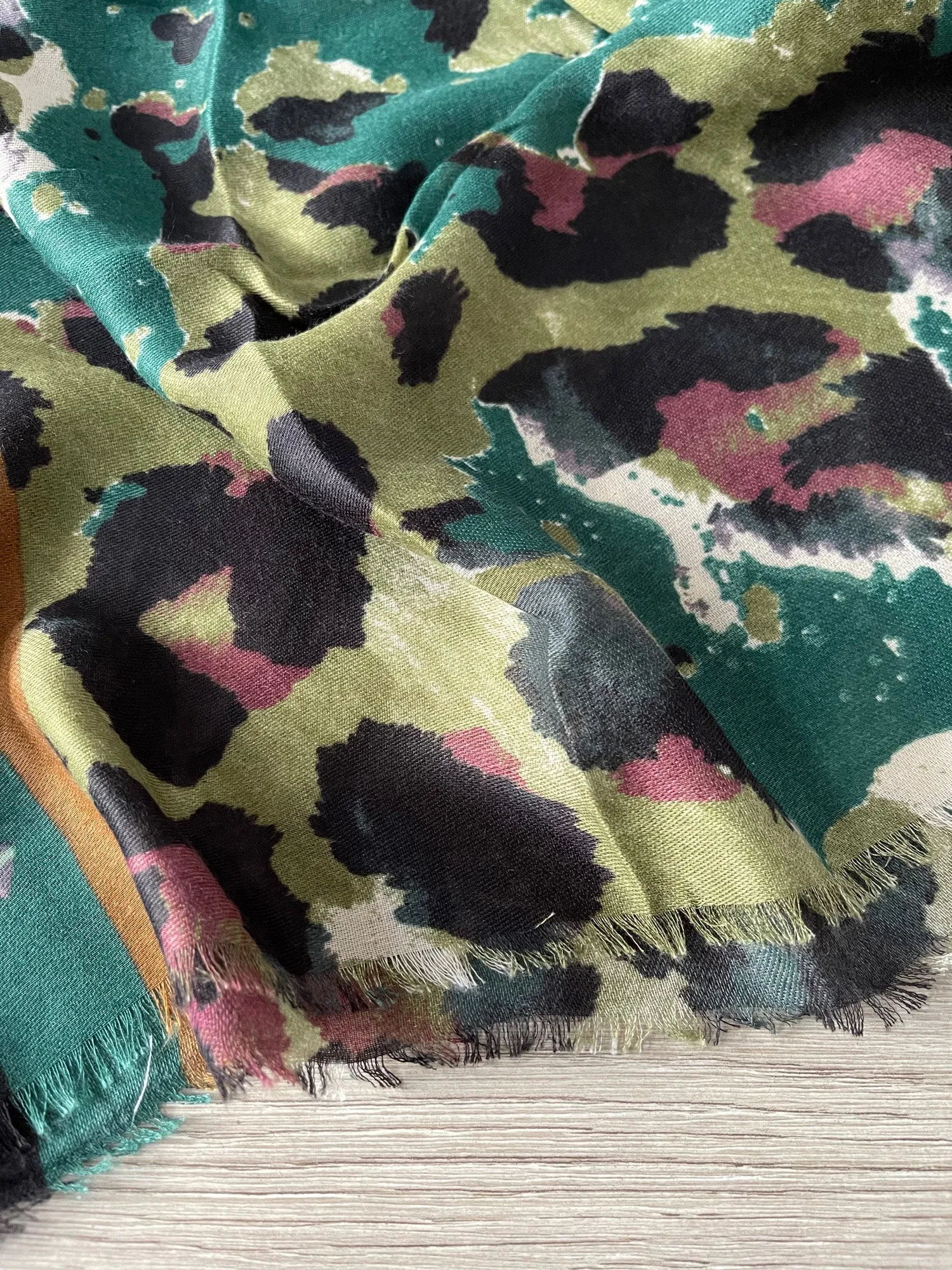 LARGE GREEN CAMEO LEOPARD PRINT SCARF